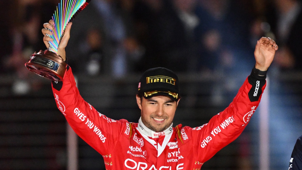 Checo Pérez recibió el trofeo que lo acredita como el subcampeón de la Fórmula 1