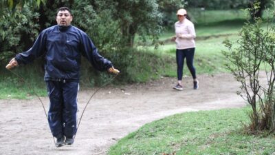 Personas haciendo ejercicio en un parque