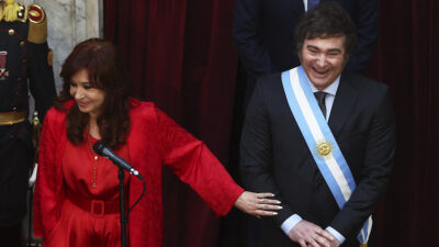 Cristina Kirchner hace seña obscena al entrar a Congreso