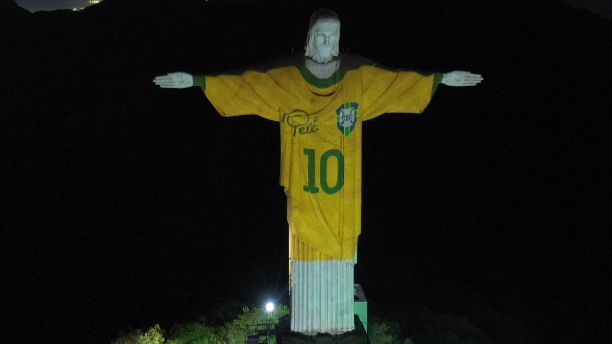 Cristo de Rio se ilumina con la “10” de Pelé y el Papa envía mensaje