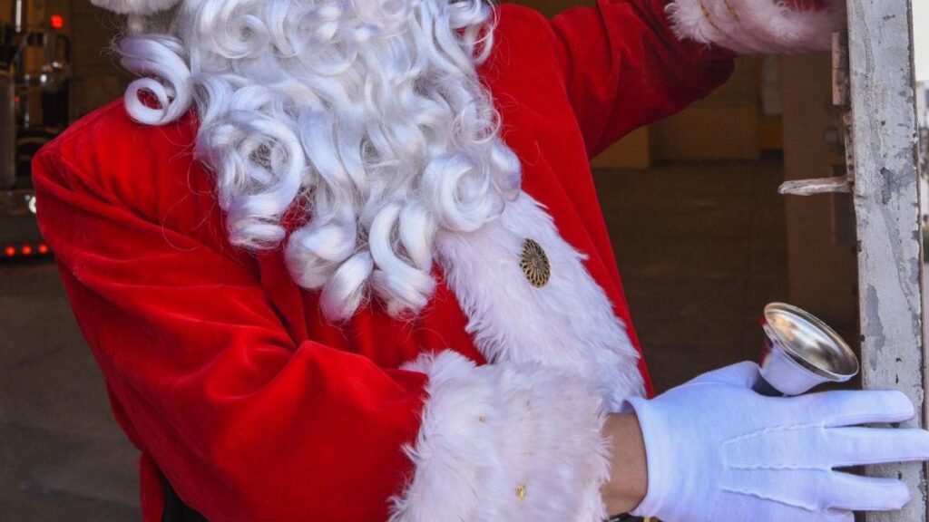 Joven vestido de Santa Claus cae desde el piso 24 de un edifico