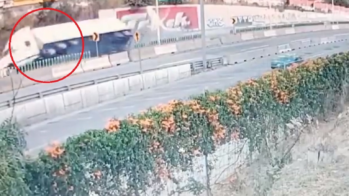 Video: momento exacto de la volcadura de un tráiler en Cuernavaca, Morelos