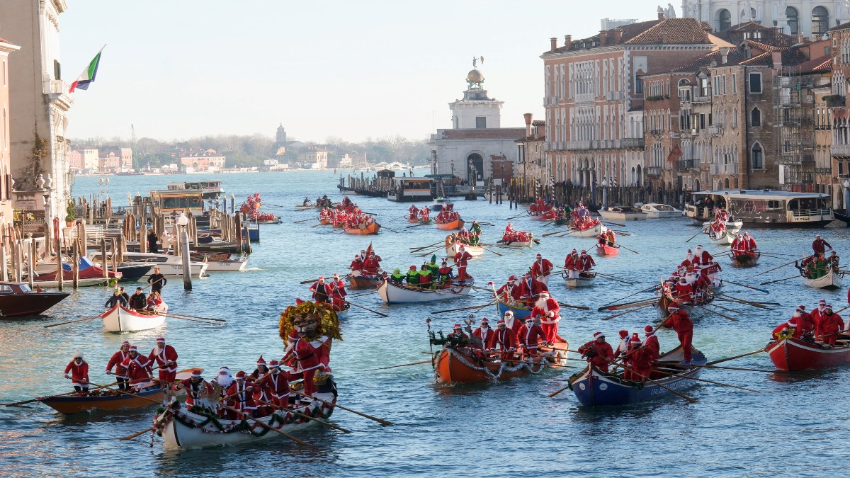 Ya se siente el espíritu navideño; Así fue la procesión de los Santa Claus por el Canal de Venecia