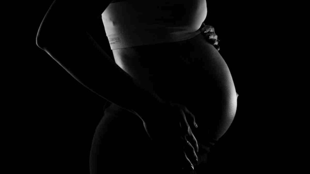 Una mujer acude al médico con dolor abdominal y descubre que está embarazada con el feto creciendo fuera del útero