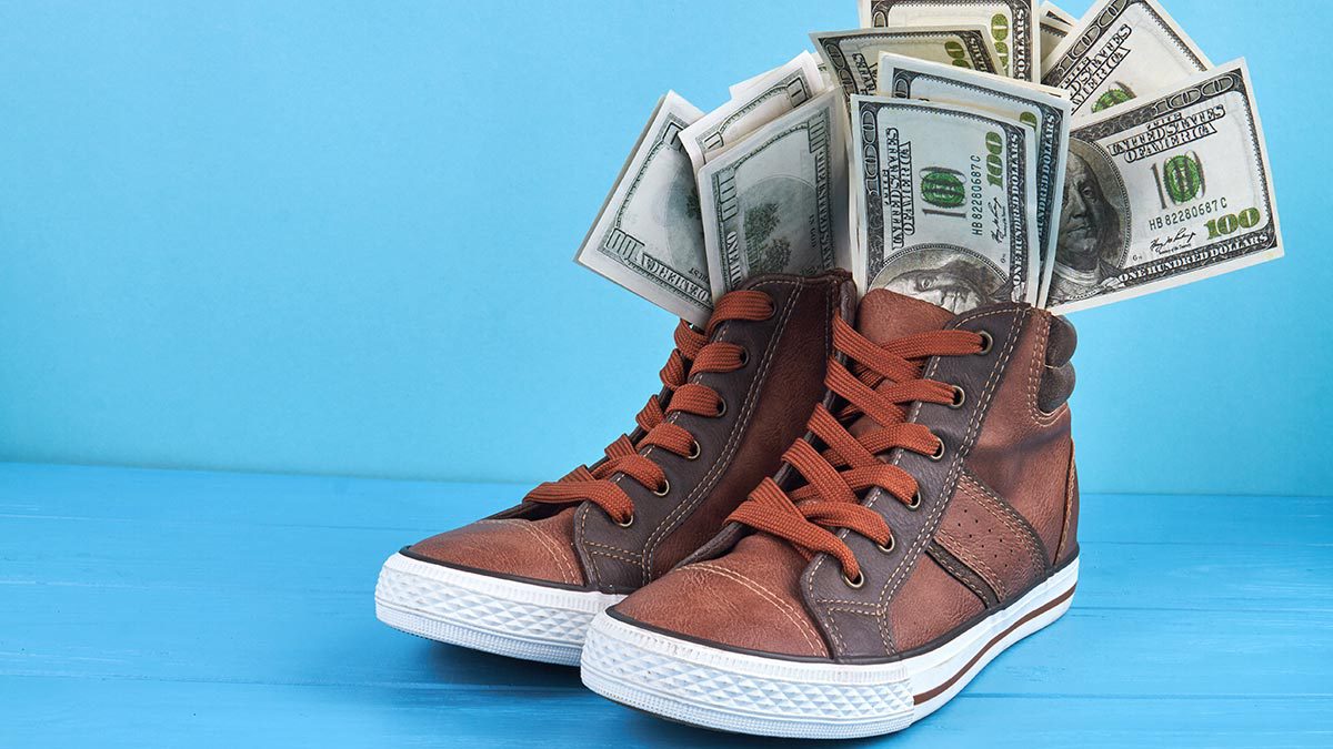 ¿En qué zapato debes poner un billete para tener prosperidad en 2024?