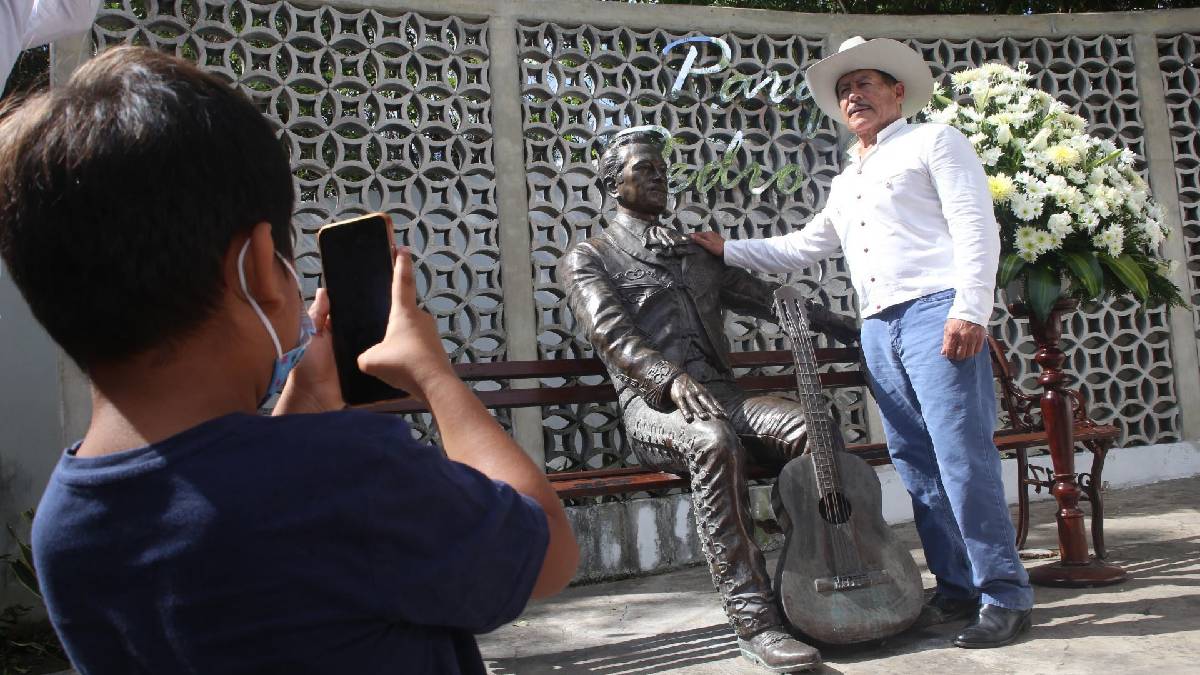 ¿Pedro Infante sigue vivo? Estatuas del ídolo y dónde verlas en México