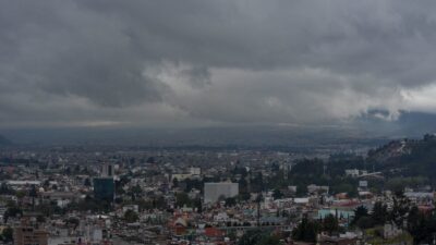 Cielo nublado y neblina en una zona de México