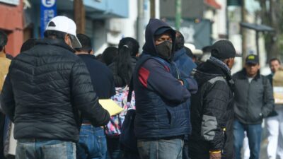 Personas cubiertas con chamarras ante el frío en México