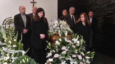 Familiares y amigos de Cristina Pacheco en su funeral