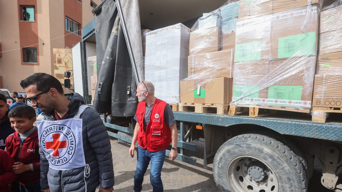 Convoy de ayuda humanitaria entra a la Franja de Gaza por paso israelí de Kerem Shalom