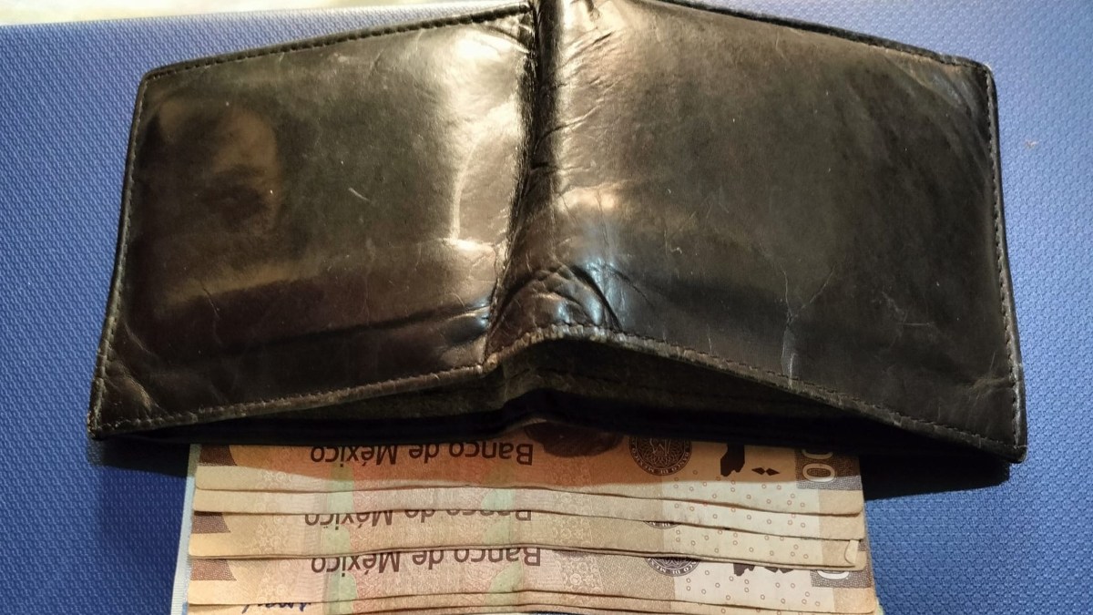 Hombre halla cartera con miles de pesos en Torreón, Coahuila, y pide ayuda para regresarla