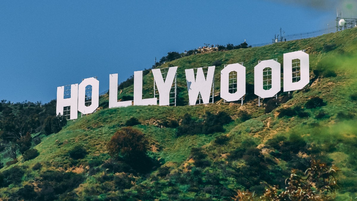 El famoso letrero de Hollywood cumple 100 años y lo celebra renovado