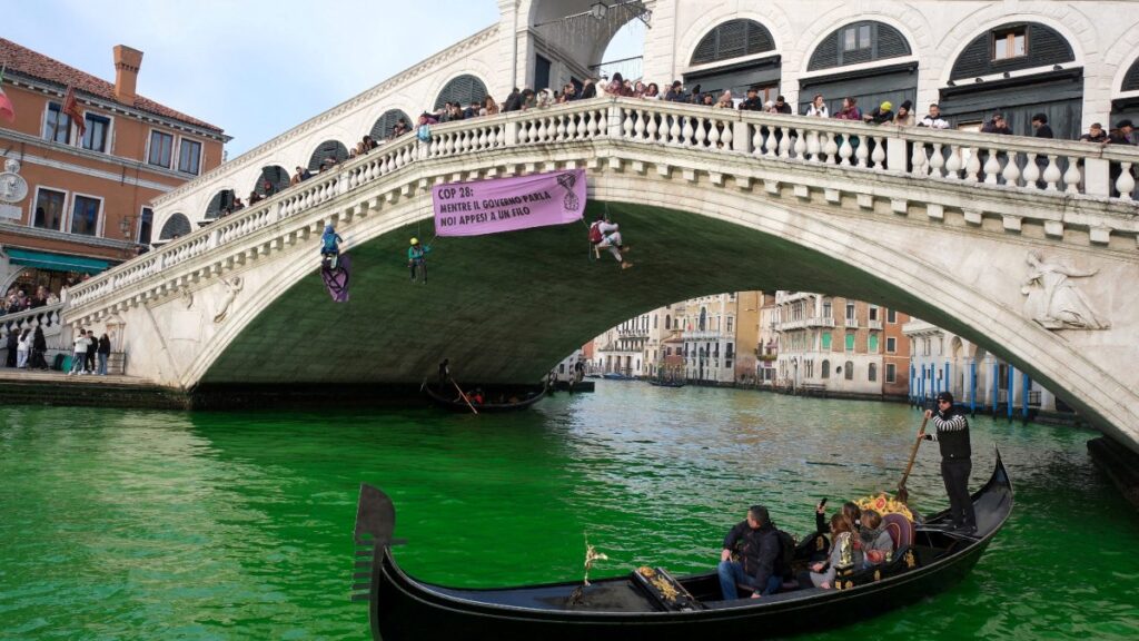 Canal de Venecia teñido de verde