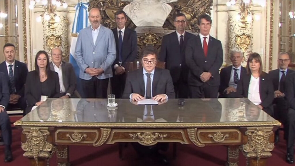 Javier Milei anuncia 30 medidas para desregularizar la economía en Argentina