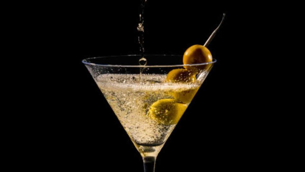 Historia del Martini, un coctel clásico; te decimos qué lleva