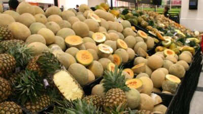Melones y piñas a la venta en centro comercial