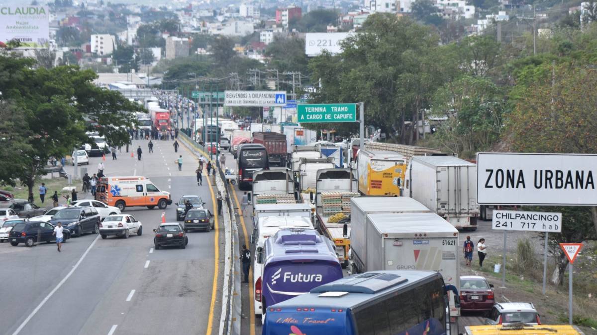 Bloquean la México-Acapulco por acumulación de basura tras Otis