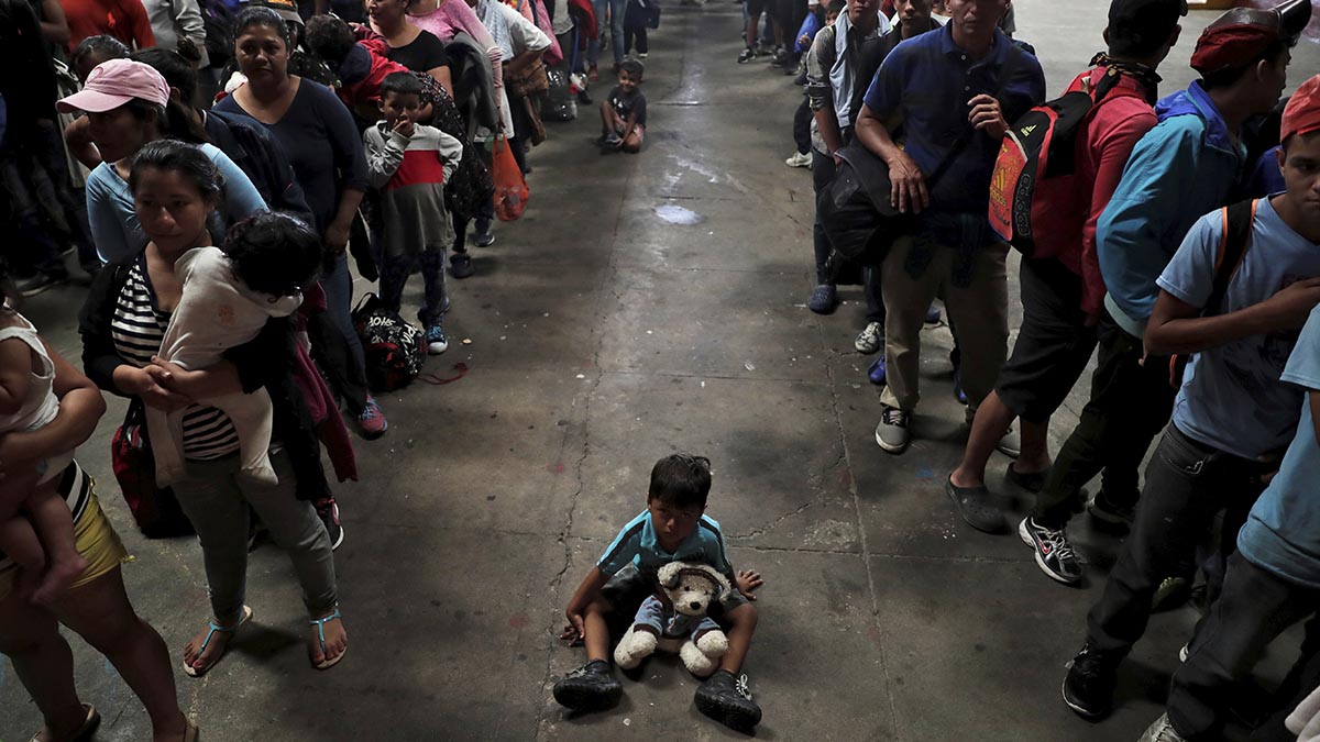 Rescatan a 119 migrantes en condiciones inhumanas; 4 “polleros” capturados en Texcoco