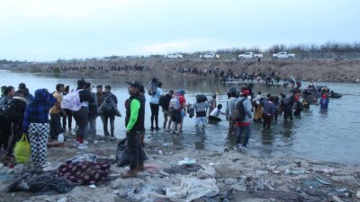 Migrantes cruzando rumbo a Estados Unidos por el río Bravo