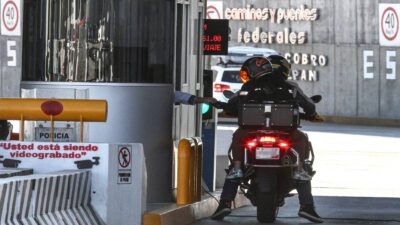 Motociclistas pasan casetas sin pagar en la México-Cuernavaca