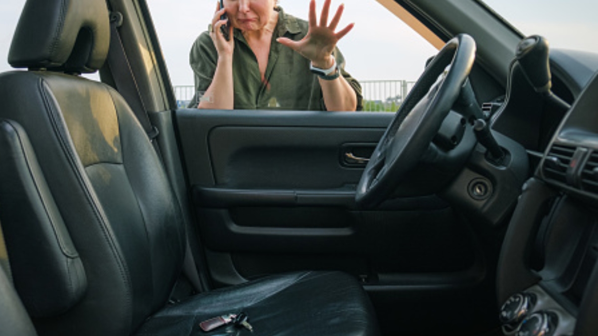 ¡No rompas la ventana! ¿Qué hacer si dejaste las llaves adentro de tu auto?