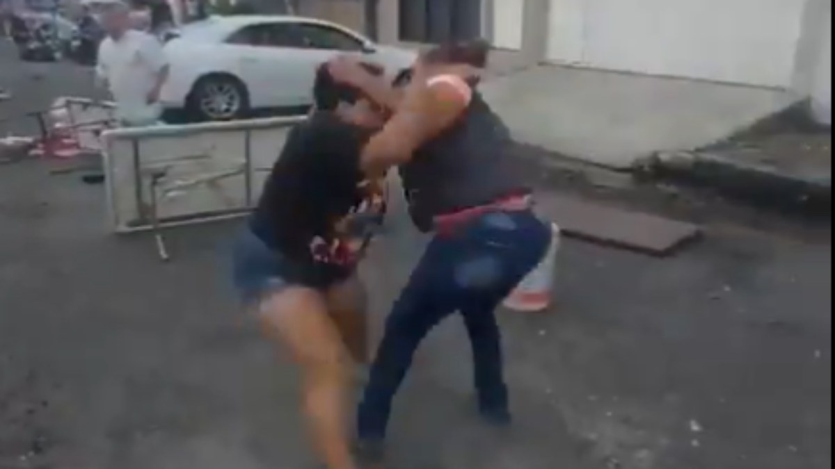 ¡Se dieron con todo! Mujeres pelean a golpes por un espacio en el tianguis de la Carranza, en Veracruz