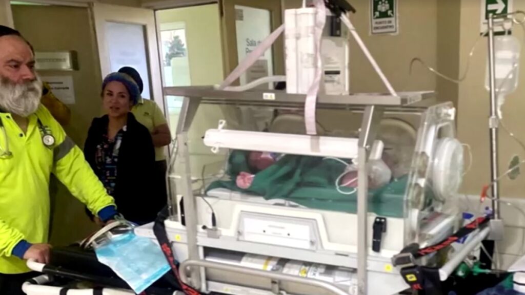 Médicos de IMSS Baja California salvan vida de bebé que fue apuñalada por su mamá