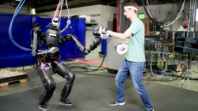 El robot boxeador humanoide Nadia funciona con un operador a distancia y los investigadores ya ensayan los mejores movimientos de esta máquina de golpes