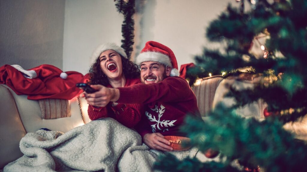 Pareja viendo la televisión en época navideña