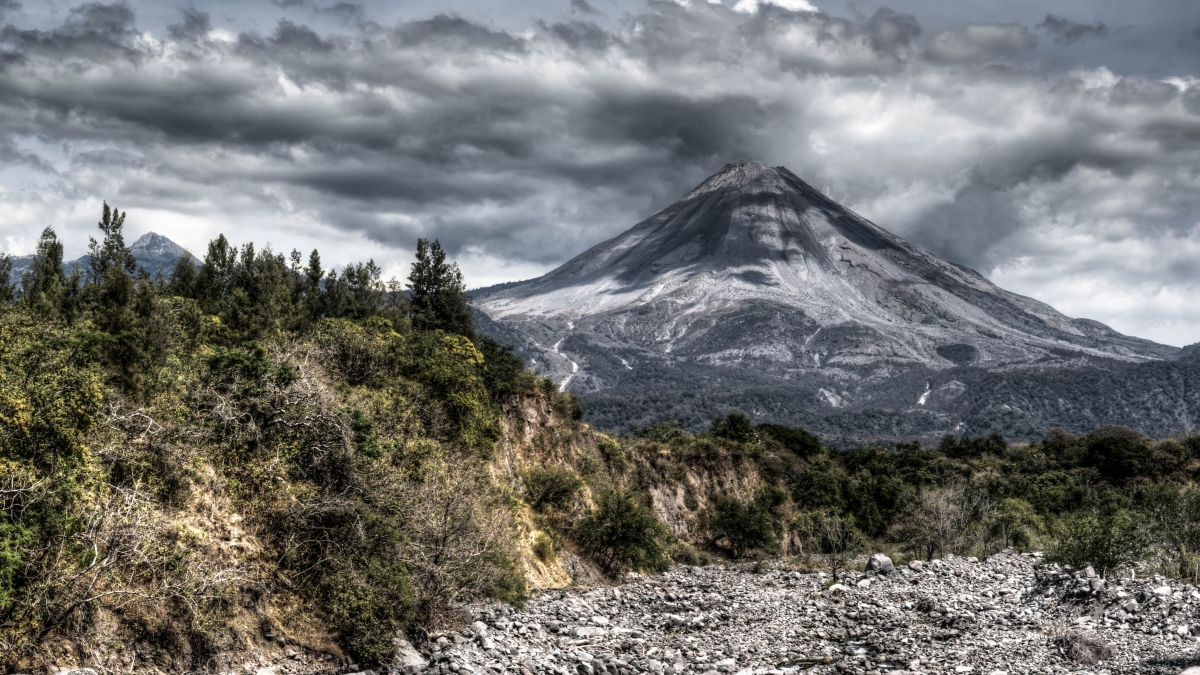 Brigadistas localizan a un menor y dos adultos perdidos en el Nevado de Colima