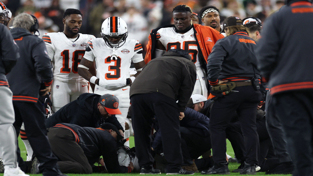 Elijah Moore, jugador de los Browns de la NFL, convulsiona en pleno campo