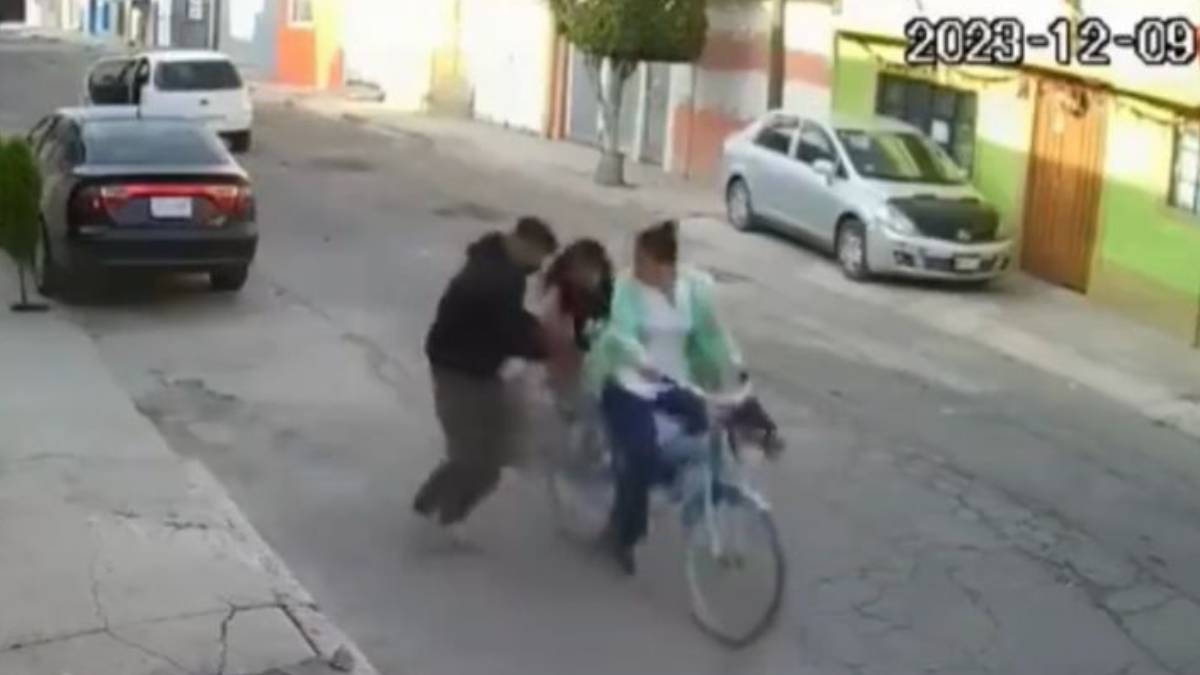 ¡Valiente madre! Sólo con su bolsa mujer impide rapto de su hija en Ecatepec: video