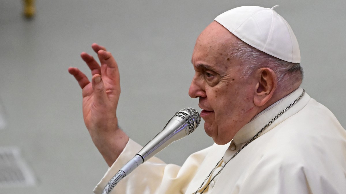 El Papa “está mejorando” de su bronquitis pero permanecerá en su residencia por precaución