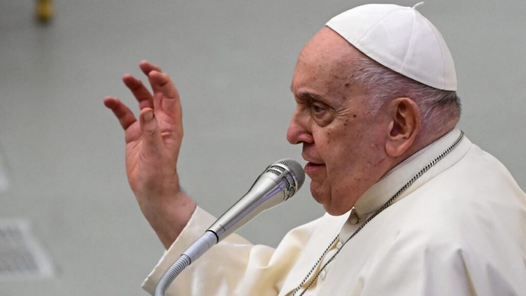 Papa Francisco hablando en la ciudad del Vaticano