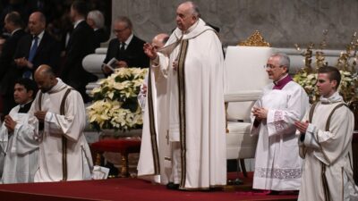 El papa Francisco encabezando la misa de Nochebuena