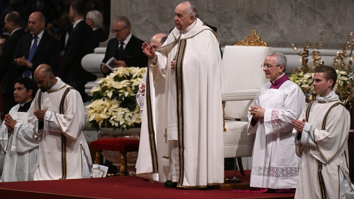 “Nuestro corazón esta noche está en Belén”: Papa Francisco en misa de Nochebuena