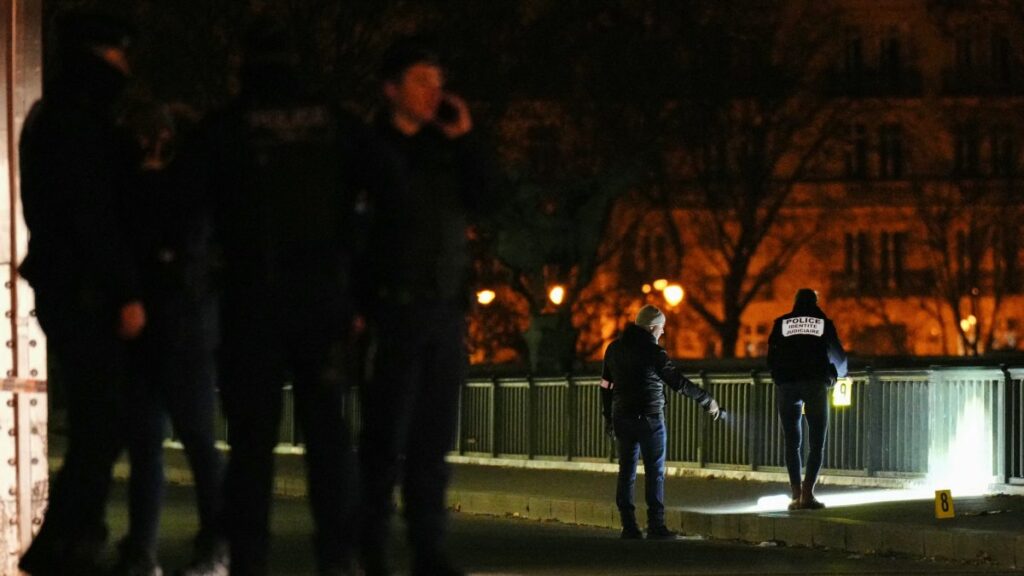Policías en escena de crimen en la noche en París, Francia