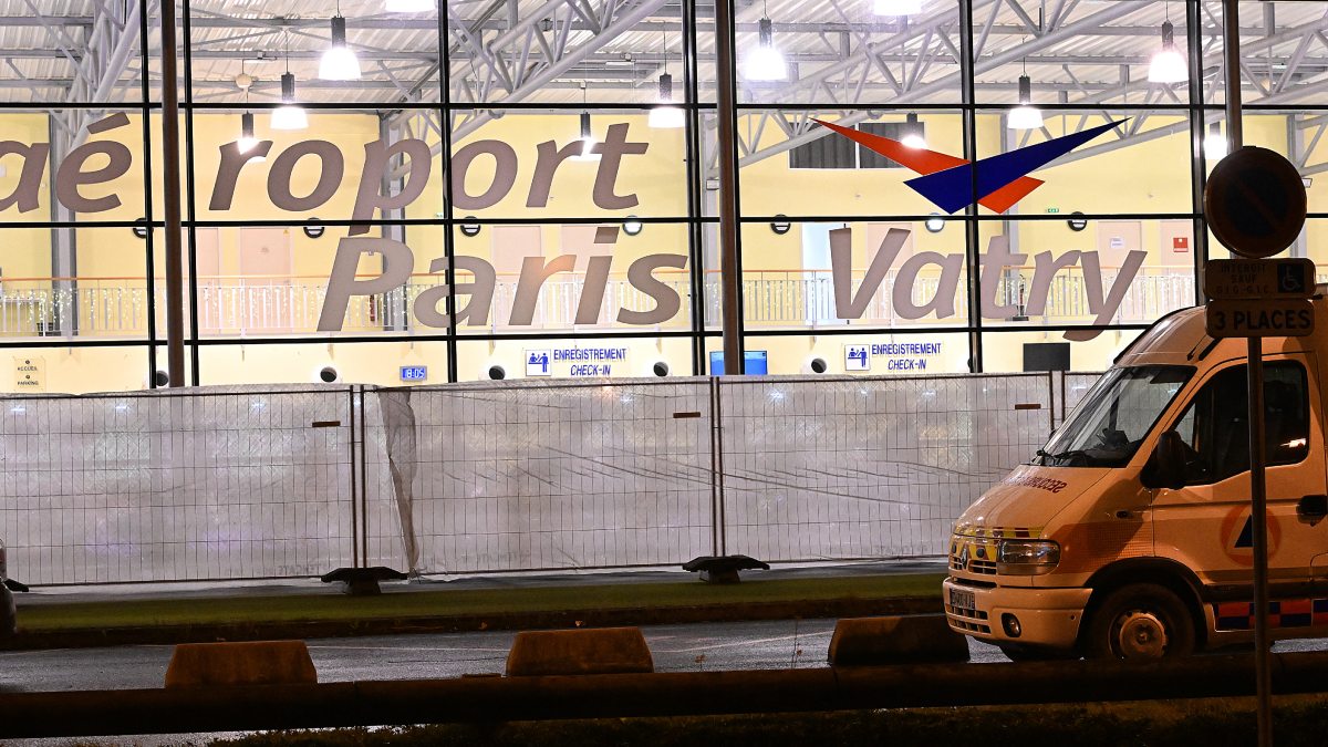 Francia autoriza salida de avión con más de 300 pasajeros “sospechosos”; aquí la historia