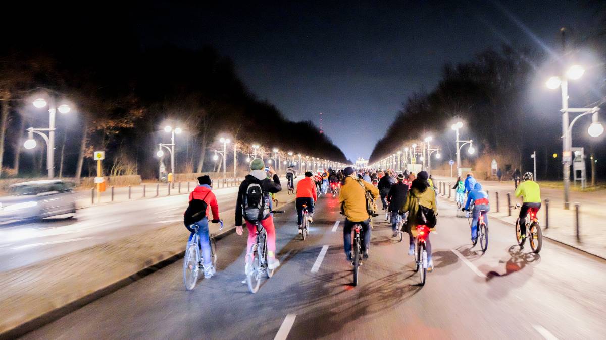 Prepara la bici y ponte navideño: ruta y fecha del último paseo nocturno del año