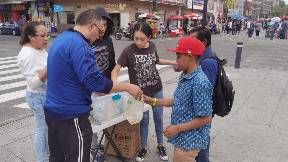 Familias se organizan para regalar comida a peregrinos que arriban a la Basílica de Guadalupe