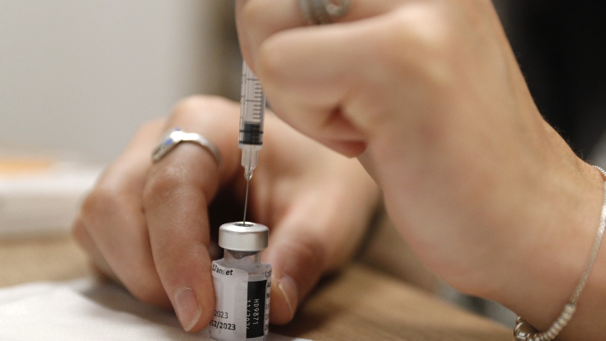 Pfizer pide a la población a vacunarse contra COVID-19 sólo en centros autorizados