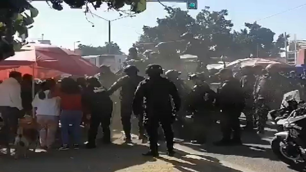 Imágenes: policías y vendedores de pirotecnia se enfrentan en Central de Abasto en Oaxaca