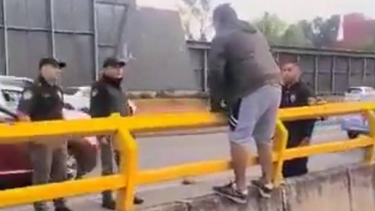 ¡Héroes sin capa! Policías salvan a hombre que amenazaba con aventarse de un puente en CDMX