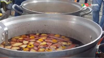 Ponche de frutas en olla de acero