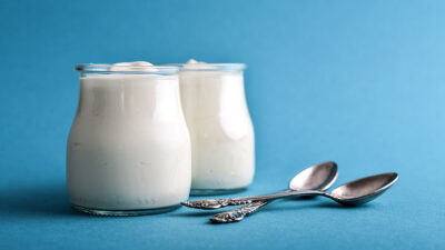 Profeco reprueba tres marcas de yogur griego por edulcorantes