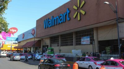 Este jueves 28 de diciembre las tiendas Walmart iniciaron la venta y aplicación contra COVID-19 con la vacuna Comirnaty de Pfizer.