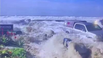 corren-por-su-vida-ola-gigante-golpea-a-turistas-en-california-deja-heridos-y-danos
