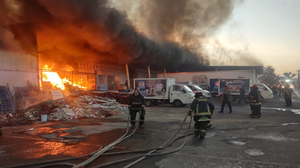 Impactantes videos: incendio consume fábrica de galletas en Puebla