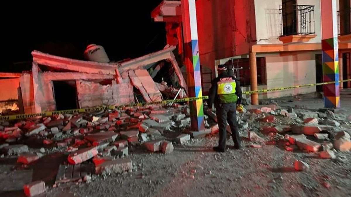Explota vivienda que almacenaba pirotecnia en Puebla; hay al menos tres muertos