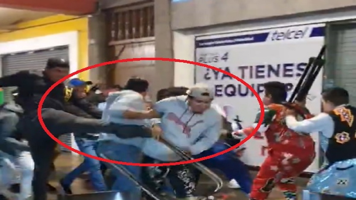 Con tubos y sillas: payasos y personal del Ayuntamiento de Puebla se rifan un tiro; video